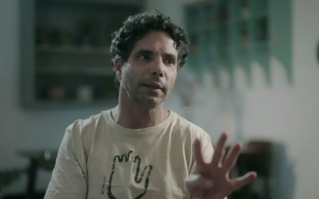 L'ex-otage libéré Ofer Calderon lors d'une interview diffusée sur la chaîne N12, le 4 juillet 2025. (Crédit : Capture d'écran/Chaîne N12)